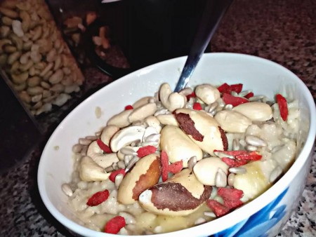 ovsená kaša s kešu, para goji a banánom